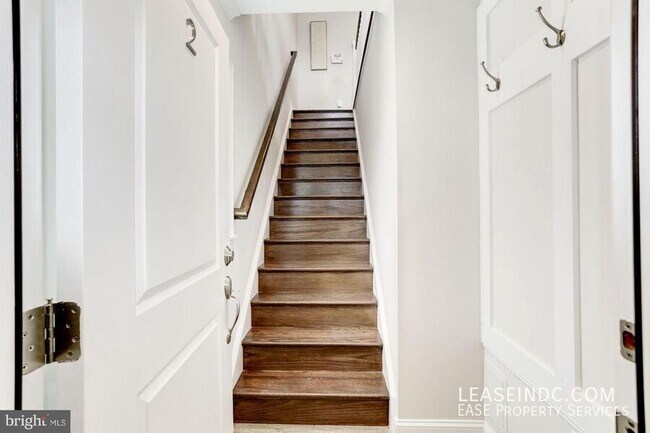 Building Photo - 547 Park Rd NW