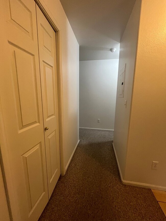 Building Photo - TOP FLOOR 2-Bedroom 1-Bathroom Apartment