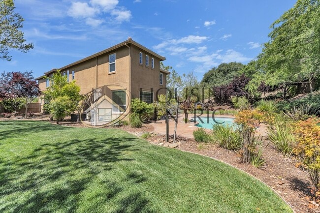 Building Photo - Beautiful Executive Home w/ Pool on 1/2 Ac...