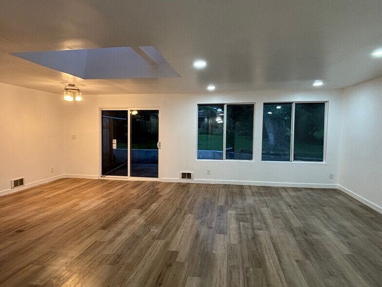 Building Photo - 13910 SE Newport Way