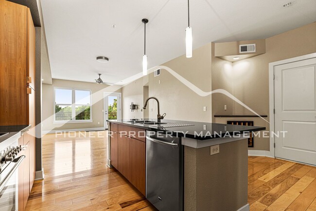 Building Photo - Gorgeous Condo with Mountain Views and Was...