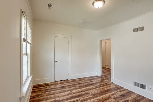 Building Photo - Blackstone Duplex