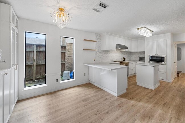 Building Photo - 8033 Oakwood Forest Dr