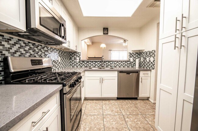 Building Photo - Cute FURNISHED 2 Bedroom Condo FOR RENT!