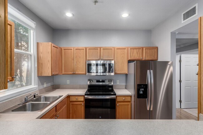 Building Photo - 2BD, 2BA City Park West Condo with 2 Garag...