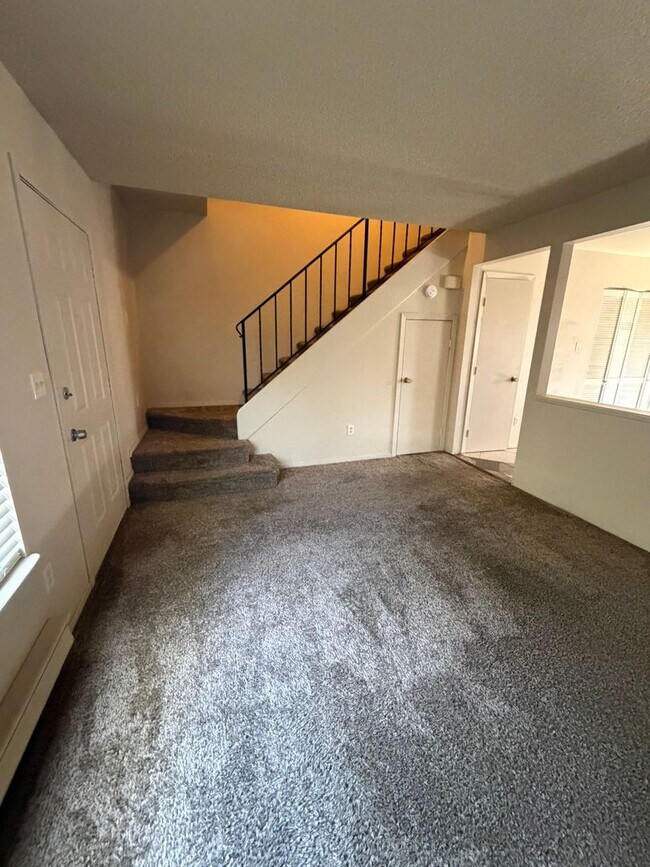 Building Photo - Easy Low Maintenance Living 2 bed 1 bath