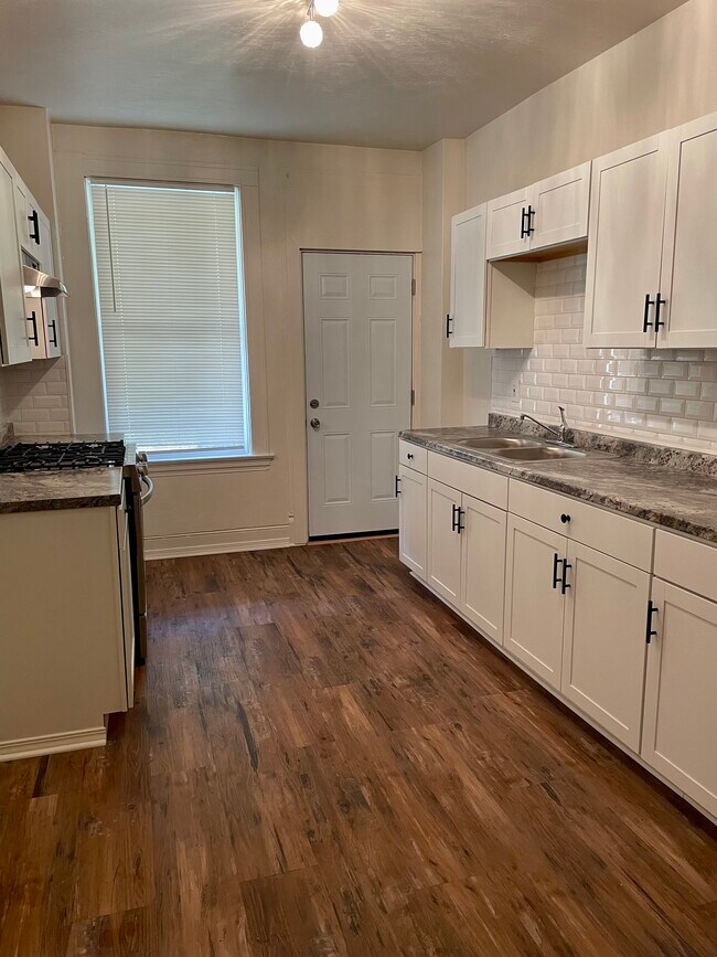 Primary Photo - 676 Middle Ave