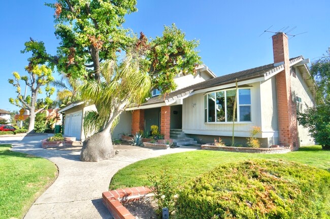 Building Photo - 15341 Vermont St