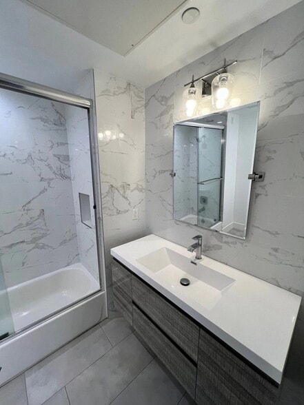 Building Photo - 4364 McLaughlin Ave