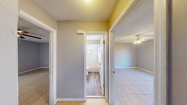 Building Photo - 3 Bed / 2 Bath Home In Deltona Available NOW!!