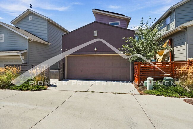 Building Photo - Gorgeous Home with Central AC and Washer/Dryer