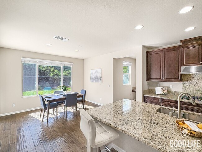 Building Photo - Stunning Home with Modern Comforts Spaciou...