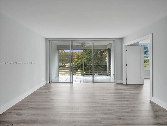 Building Photo - 605 Oaks Dr