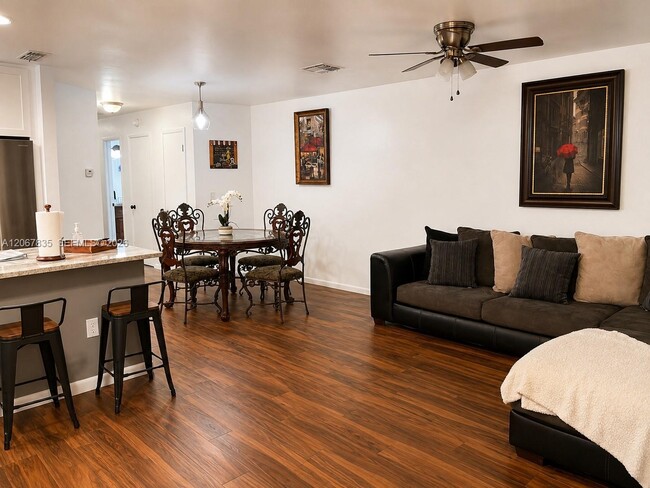 Building Photo - 4633 Vilabella Dr
