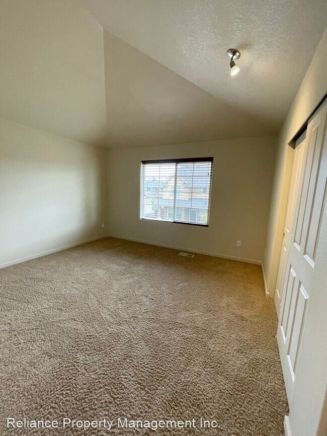 Building Photo - 3 br, 2.5 bath House - 10533 NE Summer Fal...
