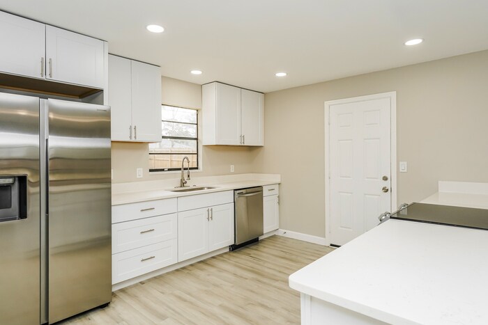 Building Photo - 3409 Silver Palm Dr