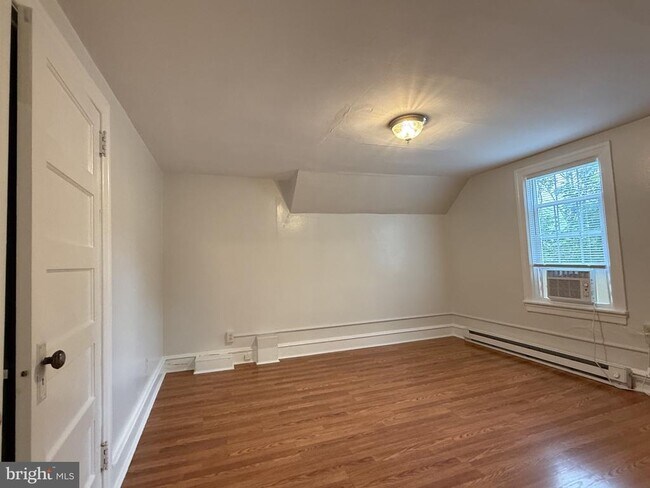 Building Photo - 19 E Pothouse Rd