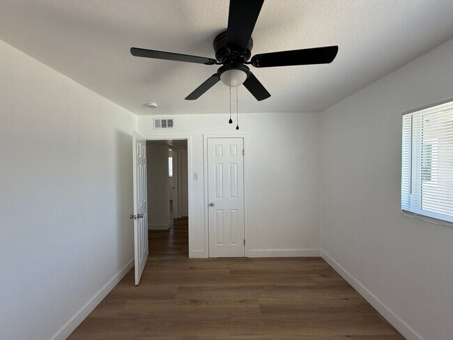 Building Photo - WoW! Newley Remodeled 3 BD 1 Ba house with a 1 Car Garage in East Bakersfield