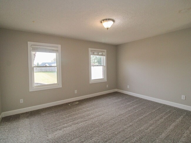 Building Photo - Spacious home!