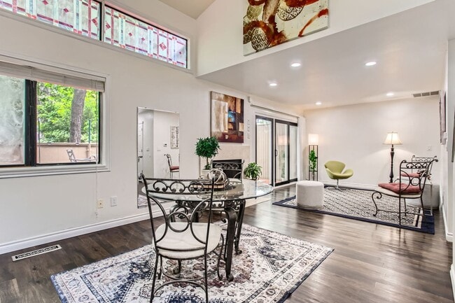 Building Photo - Beautifully Updated 2 Bedroom, 1.5 Bathroo...