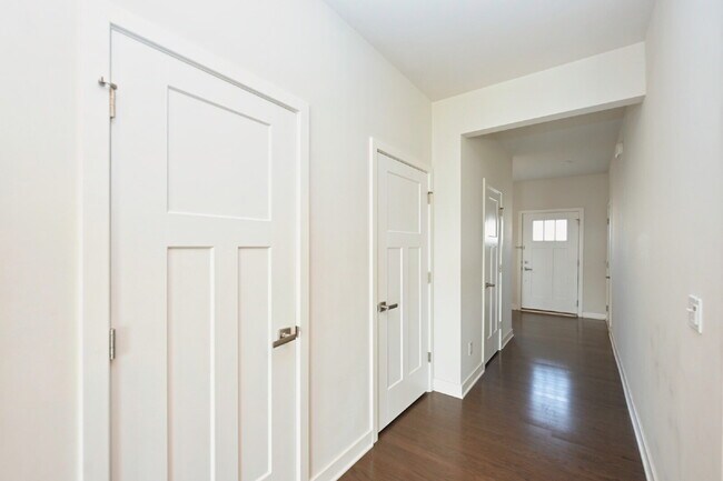 Building Photo - Rent to Own Option - Beautiful, like new 3BR/2.5BA townhouse in Goodlettsville