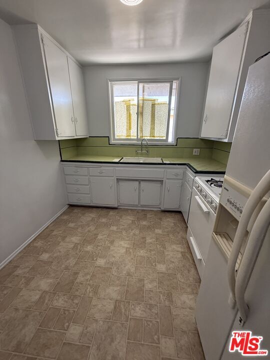 Building Photo - 14214 Sherman Way