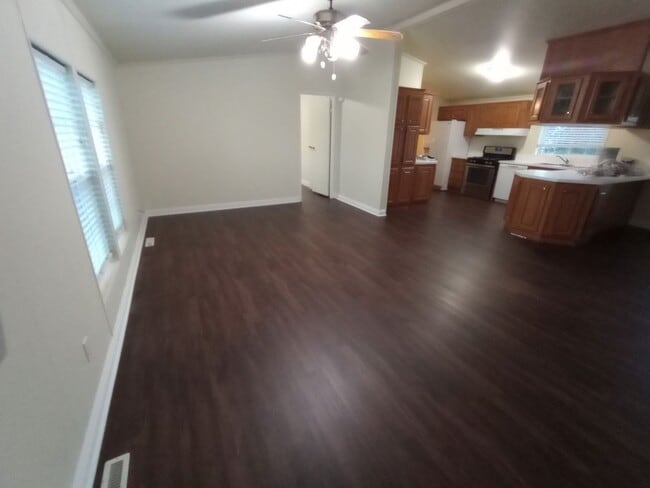 Building Photo - 3 Bed Charming Updated Home Silver Springs