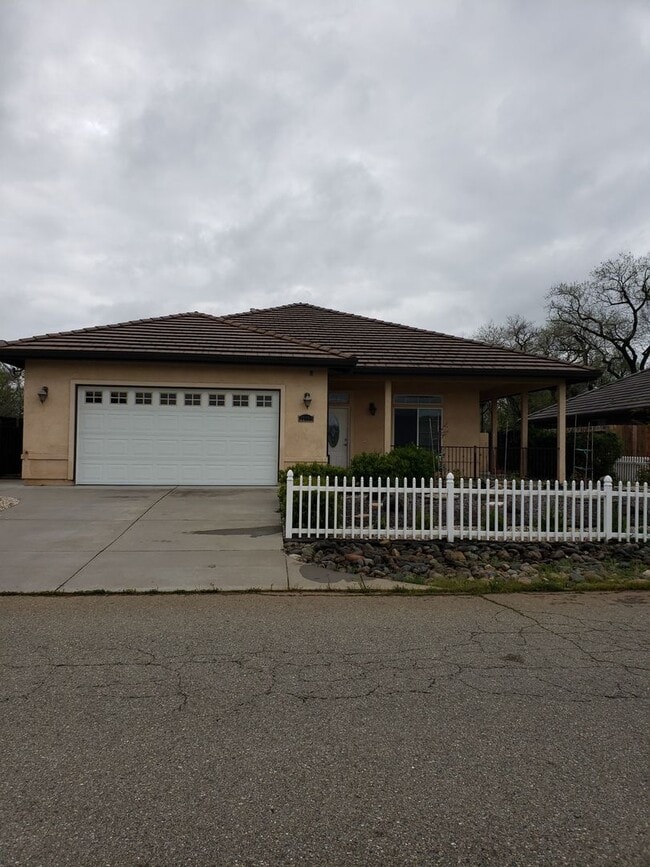 Building Photo - LARGE 3 BED 2 BATH HOUSE IN LAKE CALIFORNIA