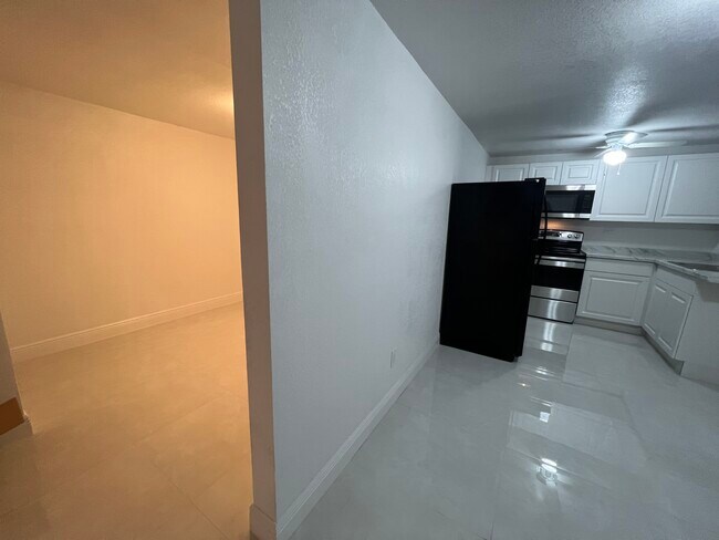 Building Photo - 1300 NE 47th Ct