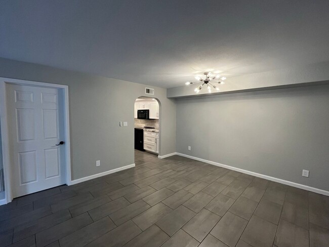 Building Photo - 2 Bedroom Condo in the Scottsdale Terrace ...