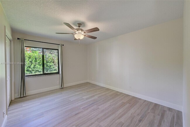 Building Photo - 7120 Hialeah Ln