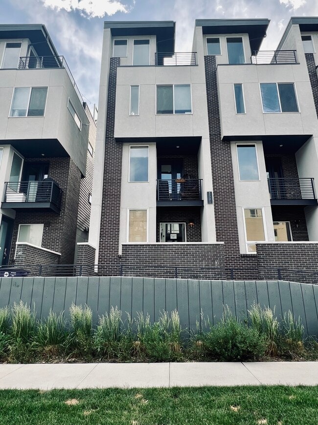 Building Photo - 1581 Grove St