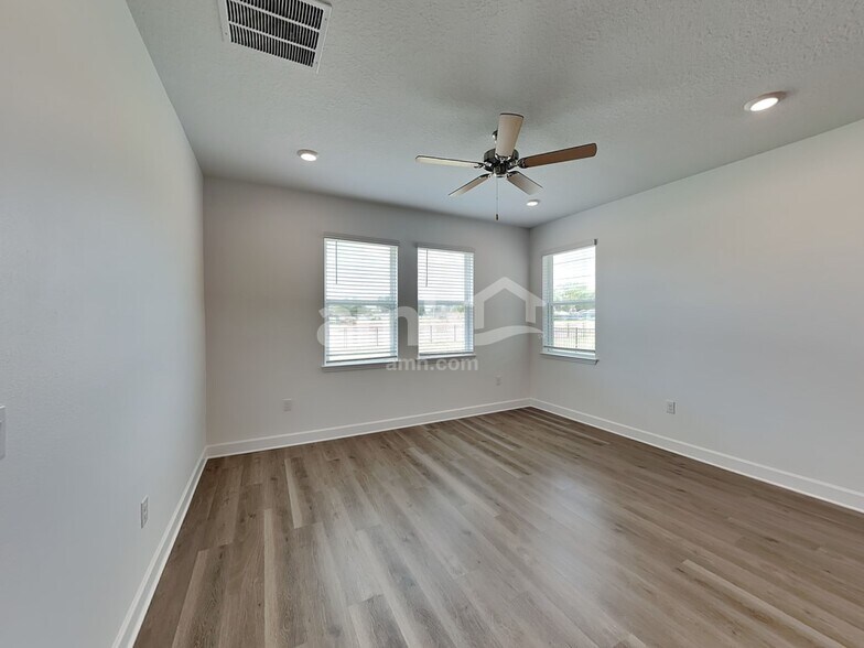 Building Photo - 3007 19th Ave W