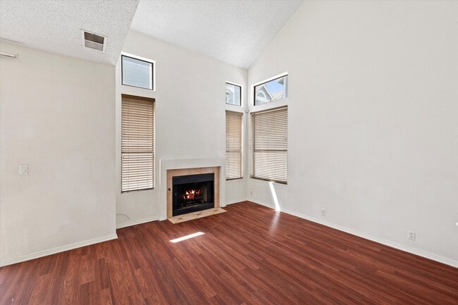 Building Photo - Centrally located Townhome/Fenced Yard