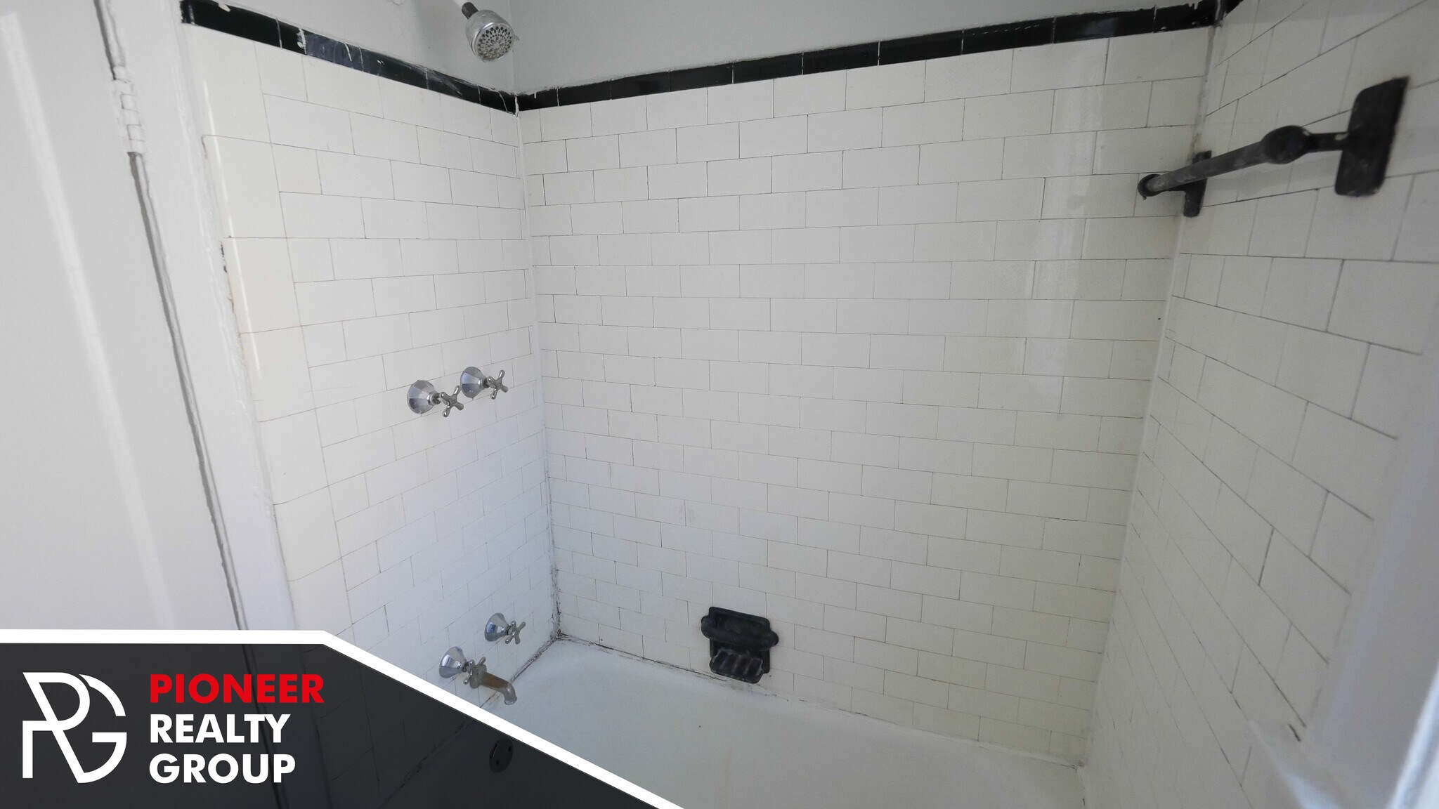 Building Photo - 544 W Surf St