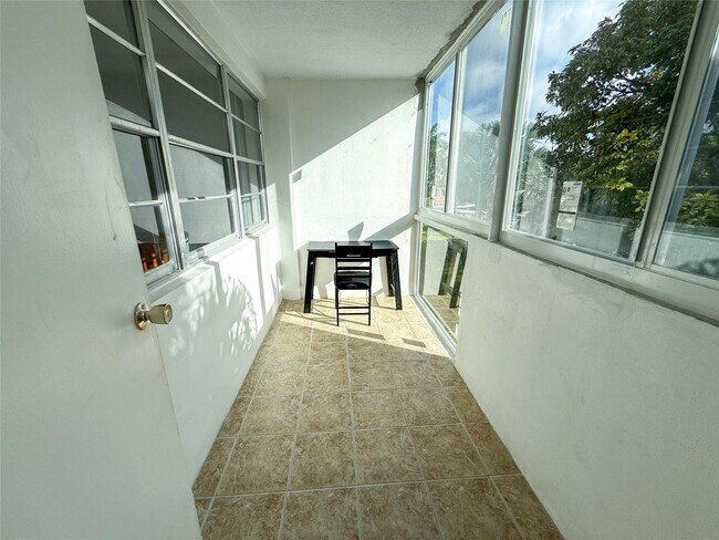 Building Photo - 1333 E Hallandale Beach Blvd