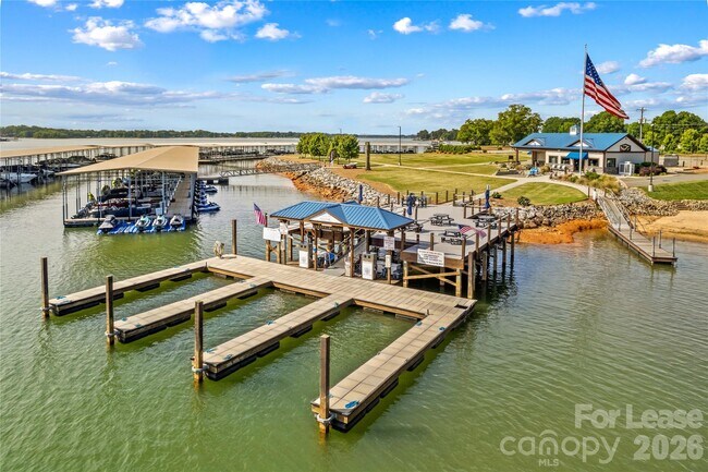Building Photo - 182 Commodore Loop