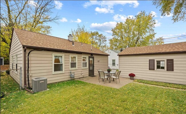 Building Photo - Adorable 2 bed 1 bath in Rock Island!