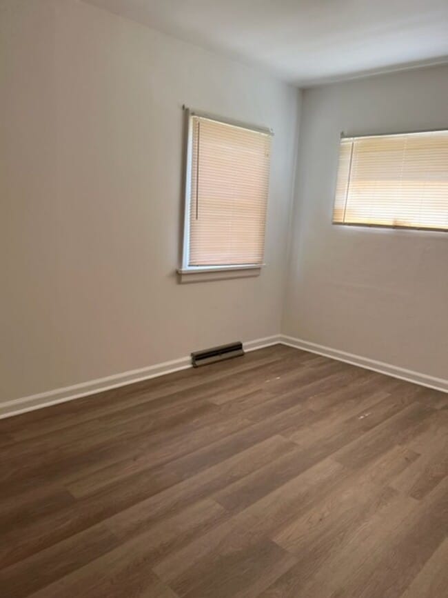 Building Photo - Centrally Located 2 Bed With Washer/Dryer Hookups