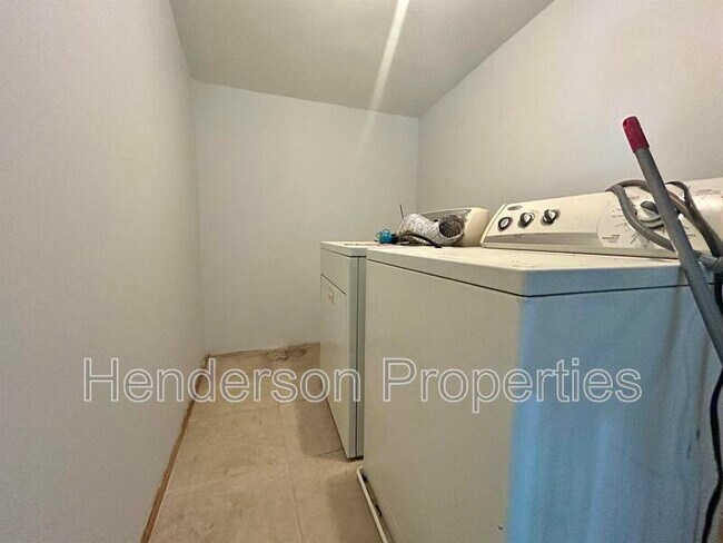 Building Photo - 908 Bilmark Ave