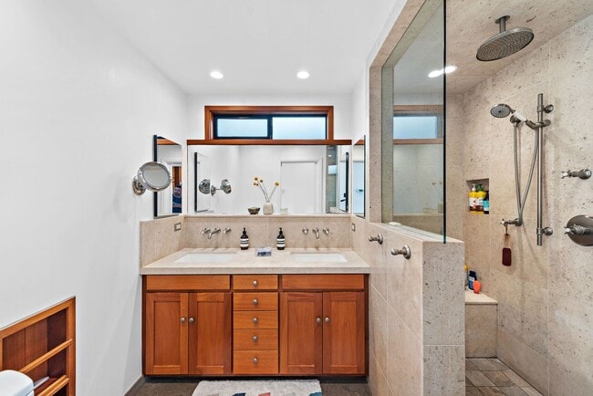 Building Photo - Oceanview Cottage Steps from Iconic Thousand Steps Beach