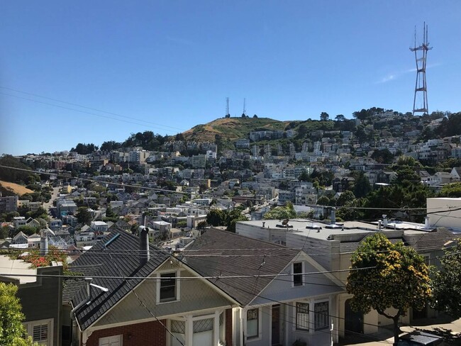 Building Photo - Elegant & Expansive Furnished 3 Bedroom/2 ...