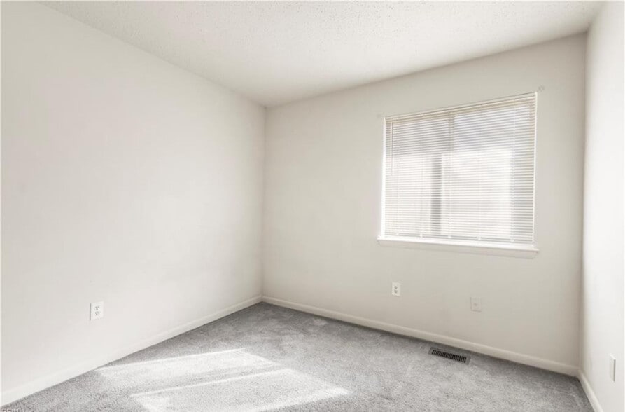 Building Photo - 900 Monarch Dr