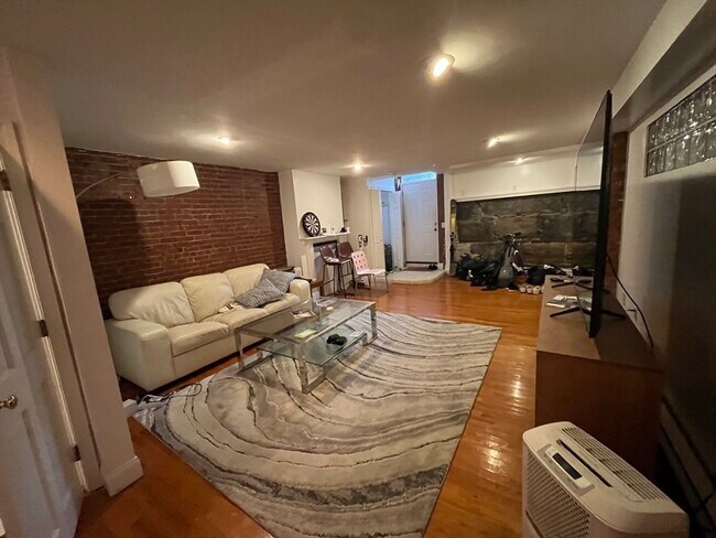 Building Photo - 915 Beacon St