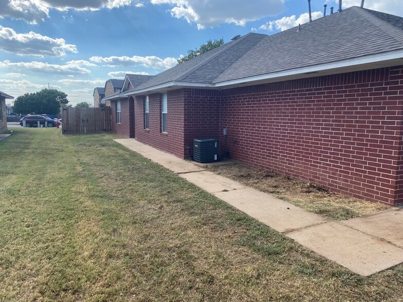 Building Photo - 1316 N Dryden Ct