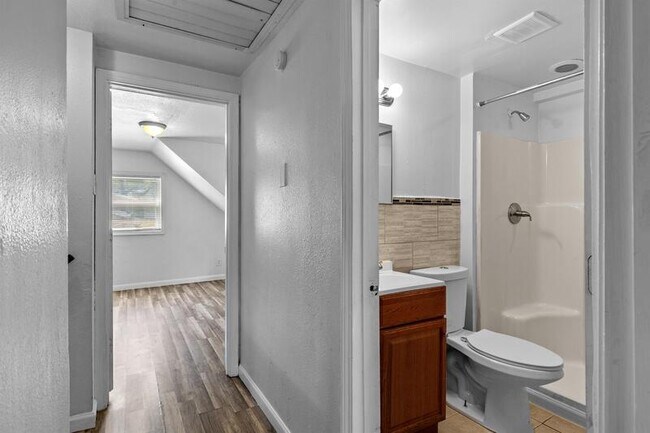 Building Photo - 8817 Blewett Ave