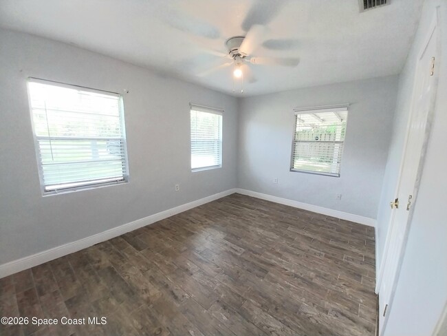 Building Photo - 1390 S Park Ave