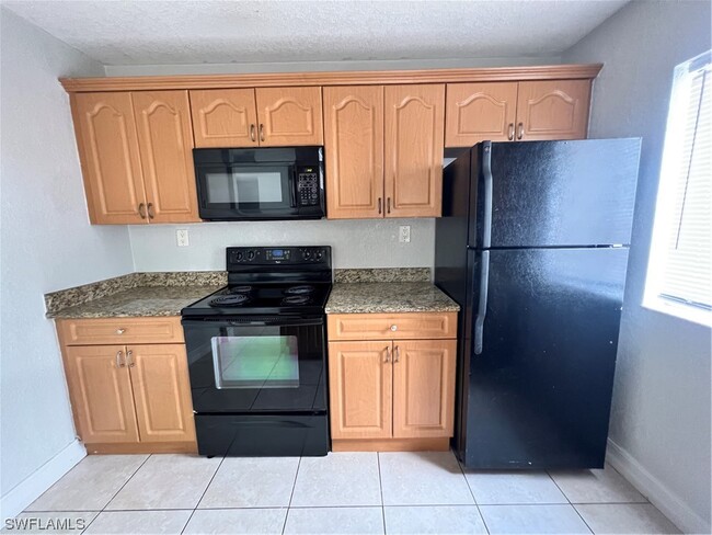 Building Photo - 12650 Kenwood Ln