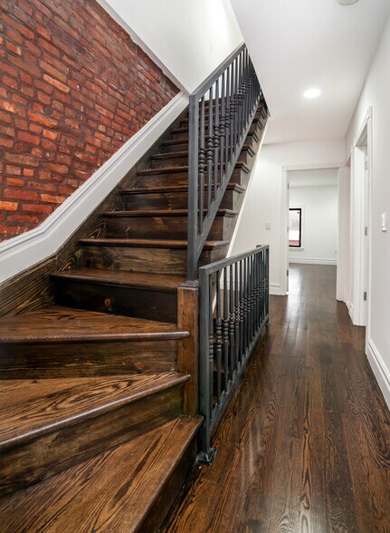 Building Photo - 629A Madison St