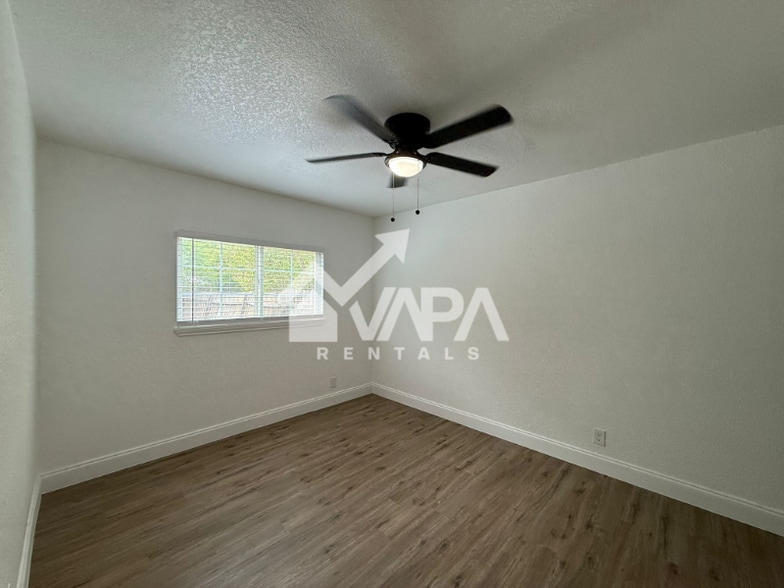 Building Photo - 4019 Sunrise Bluff Dr